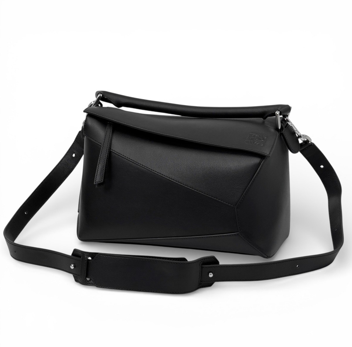 loewe-puzzle-chernaya-gladkaya-kozha-serebro-28-sm.jpg LOEWE Puzzle черная гладкая кожа серебро 28 см — изображение 1