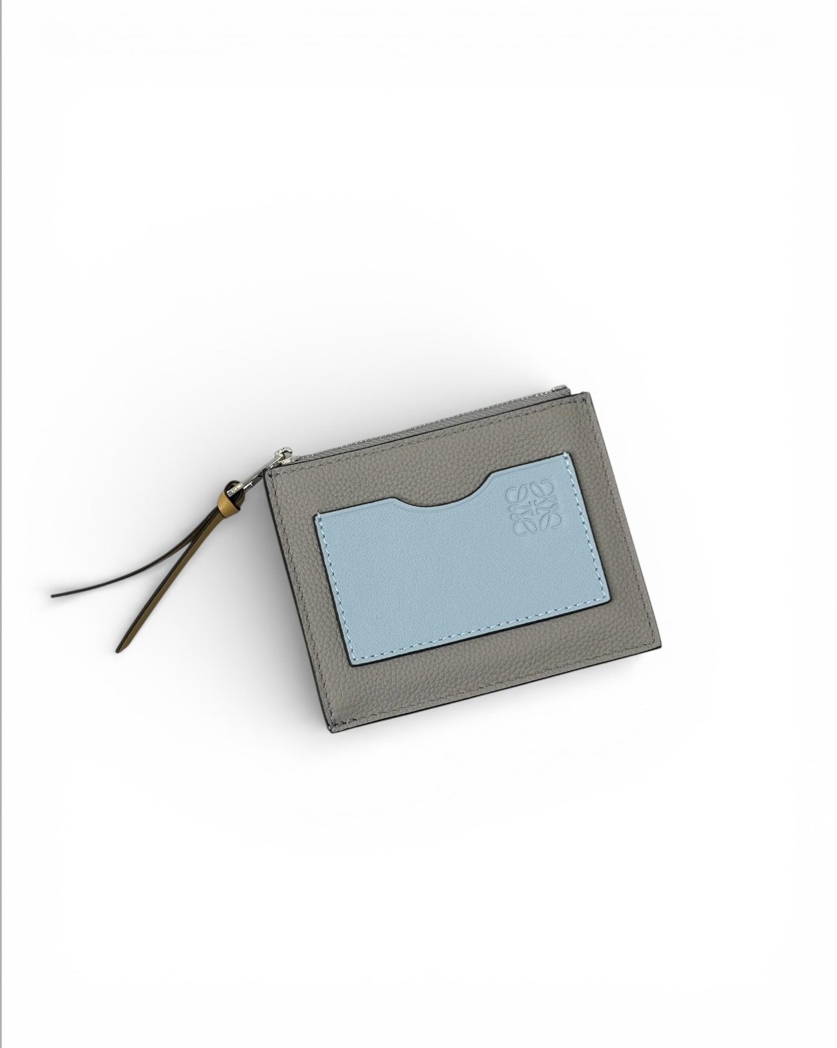 loewe-vizitnicza-na-molnii-seraya-s-golubym-karmanom.jpg LOEWE визитница на молнии серая с голубым карманом — изображение 1